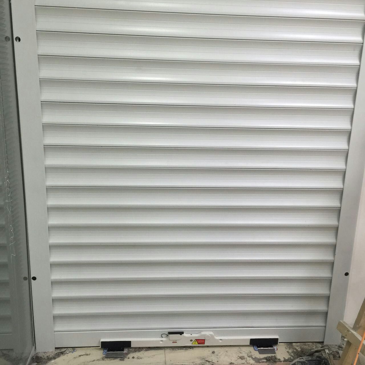 挑选银行卷帘门应注意以下几点：